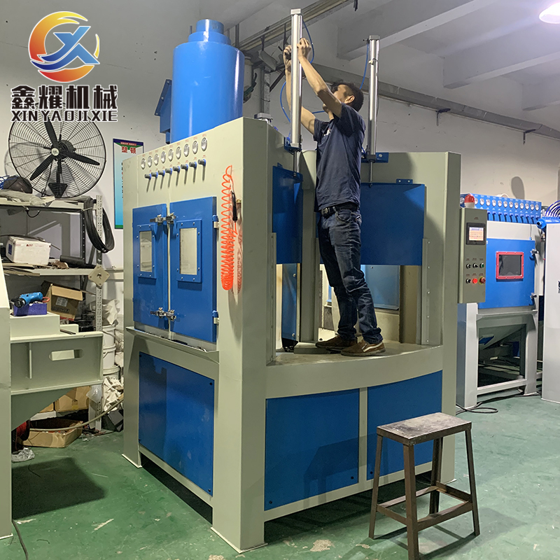 河南轉(zhuǎn)盤式自動噴砂機(jī)安裝現(xiàn)場